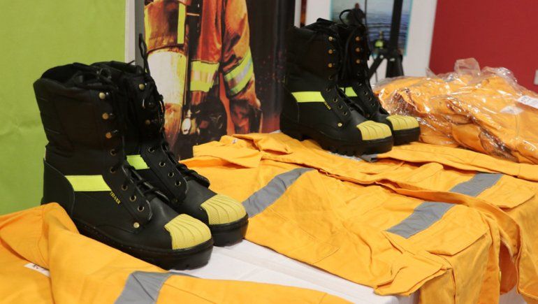 Entregaron aportes destinados a la compra de indumentaria para bomberos rionegrinos