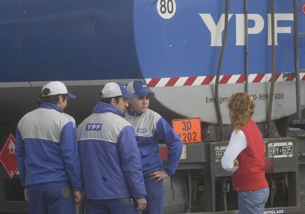 Tiende a normalizarse el abastecimiento de combustible
