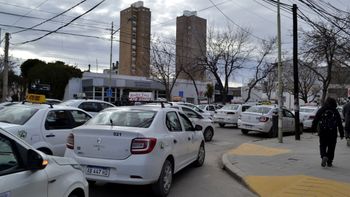 Los taxistas del Alto Valle protestan contra Uber. Las respeustas de los municipios son diferentes.