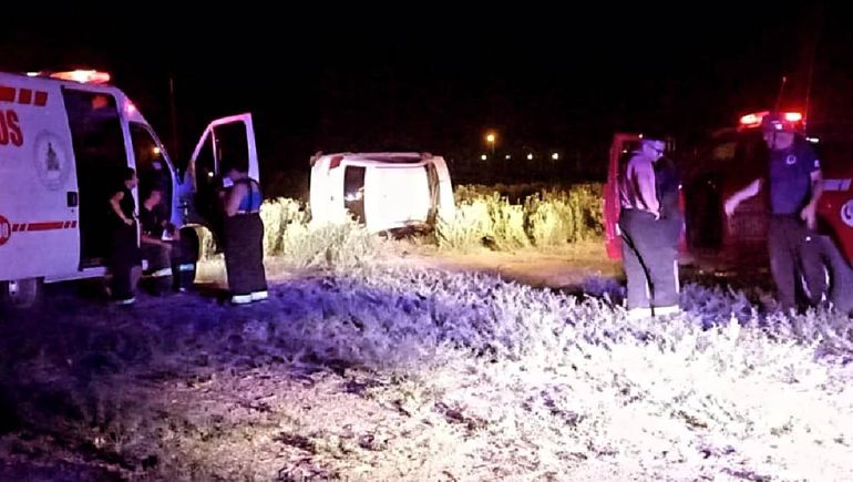 Un nene de 12 años manejaba un auto y volcó en un acceso a la Ruta 151