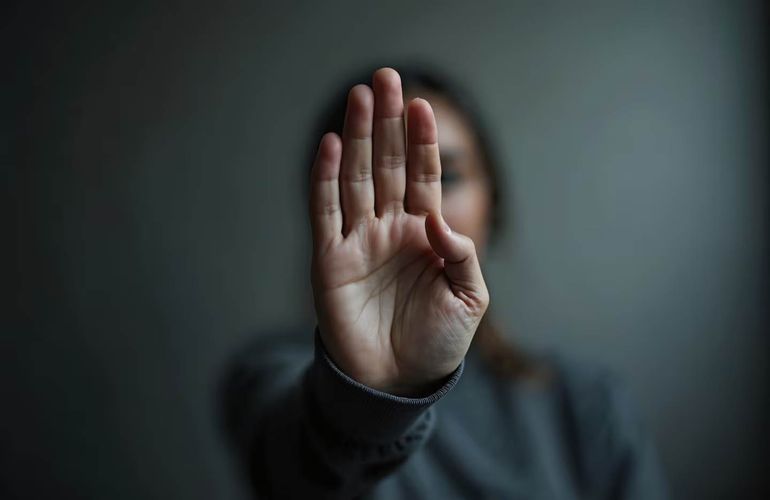 La mujer logró escapar de la vivienda del imputado y pedir ayuda en una plaza. La mujer logró escapar de la vivienda del imputado y pedir ayuda en una plaza.