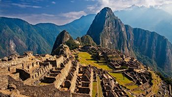 Hay más de 2300 turistas que quedaron varados, de los cuales 1400 fueron evacuados con la ayuda de la policía que despejó la ruta férrea que conecta Aguas Calientes con Ollantaytambo.