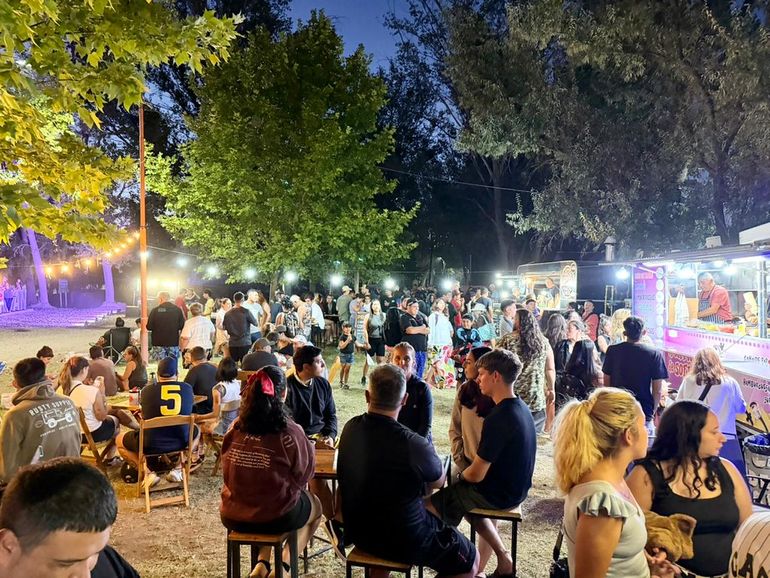 Opciones gastronómicas y música en vivo en la Isla Jordán.