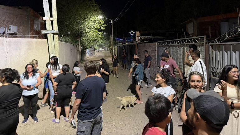 El intendente Rodrigo Buteler junto a una gran cantidad de vecinos inauguró el nuevo alumbrado del barrio cipoleño. 