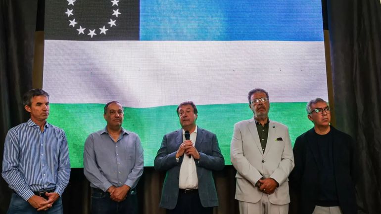 El gobernador de Río Negro llevó a cabo la presentación junto con funcionarios de Aguas Rionegrinas. Foto: Gentileza.