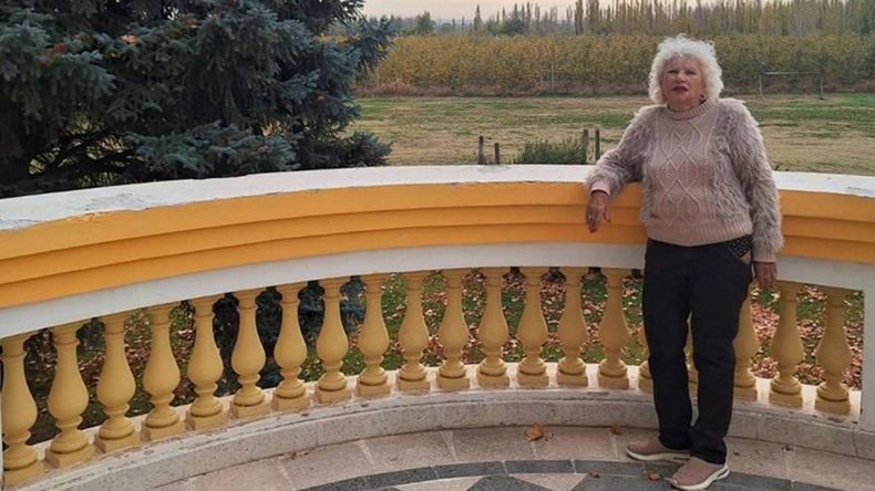 Marietta, en uno de los balcones de su Castillo en Oro. Increíble historia de vida.