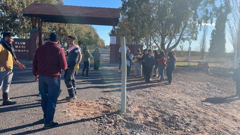 Mapuches ponen barrera en Mari Menuco y quieren controlar el ingreso