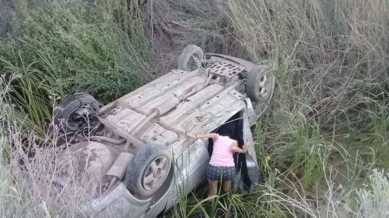 Perdió el control de su auto, cayó a un canal y casi muere ahogado 