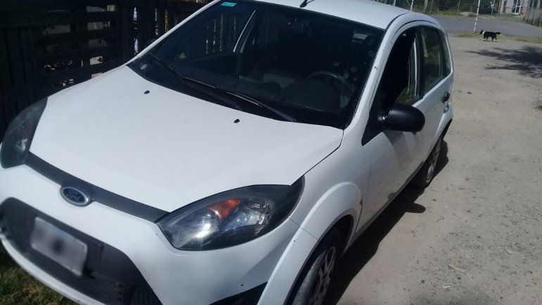 Los descubrieron con un auto robado pero se escaparon a pie por la orilla del río Neuquén