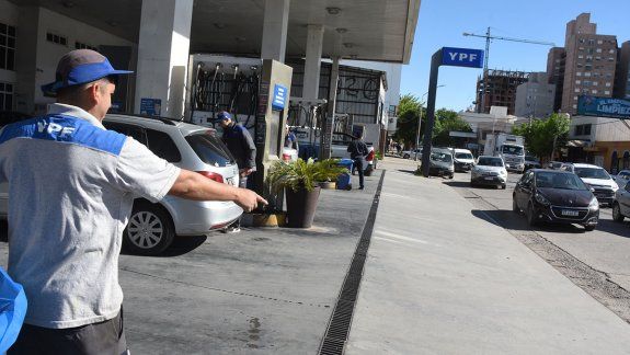YPF bajó 1% los combustibles el mes pasado. Ahora volverán a subir.