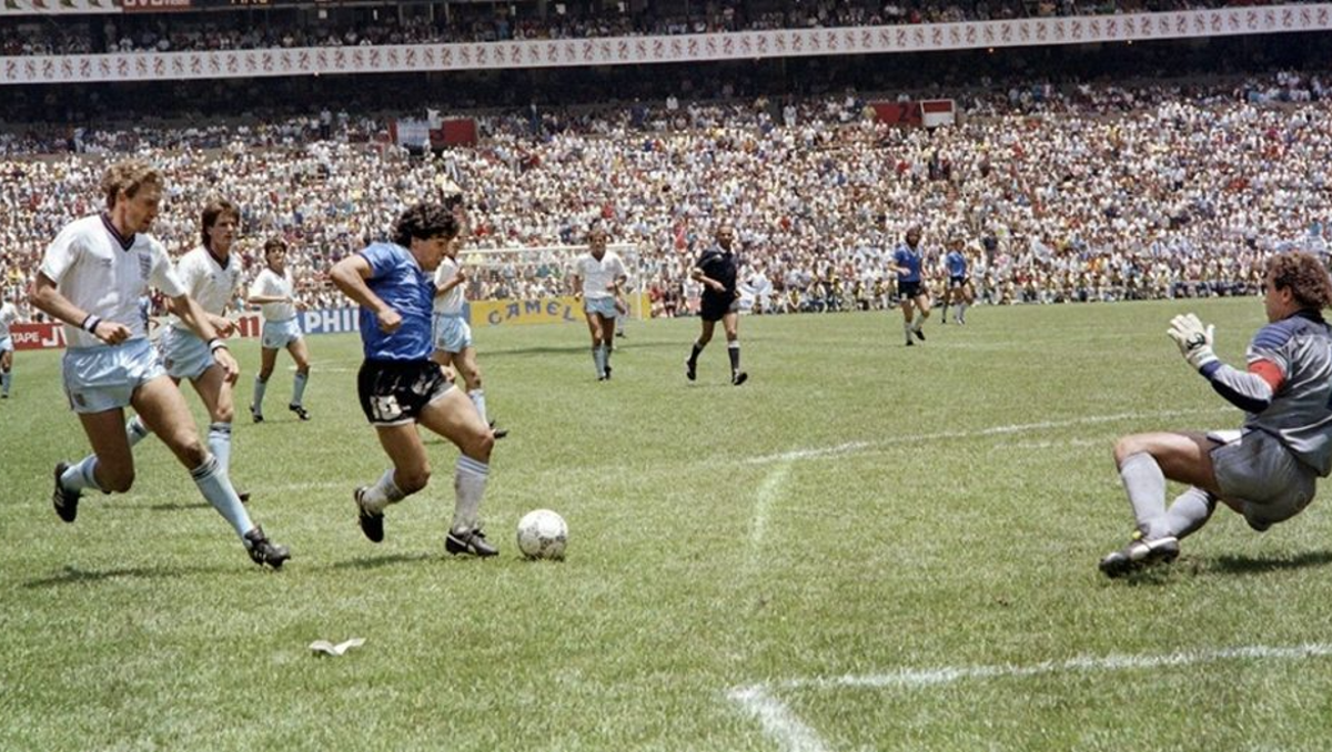 Diego Armando Maradona deja en el camino a Shilton y anotará el mejor gol de todos los tiempos.&nbsp;
