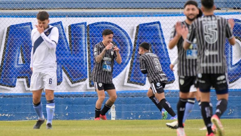 Lucero festeja su gol con Domínguez en la victoria de Cipo en Puerto Madryn. 