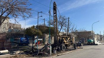Hay bloqueos en el tránsito por la complejidad del recambio de cloacas en calle Naciones Unidas.