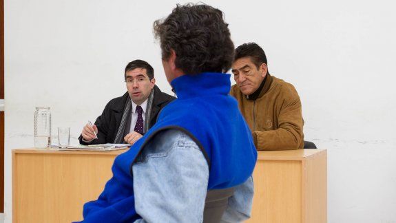 El acusado, de campera marrón, junto a su abogado defensor.