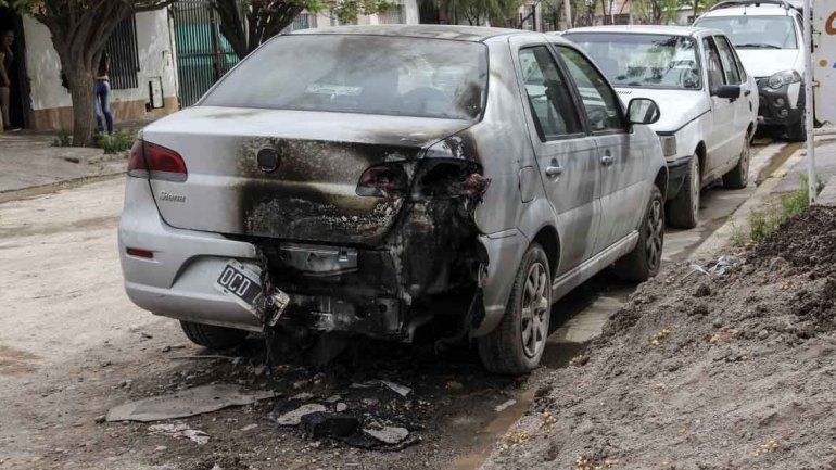 Temor por una banda de piromaníacos en los barrios: incendiaron tres autos en una noche