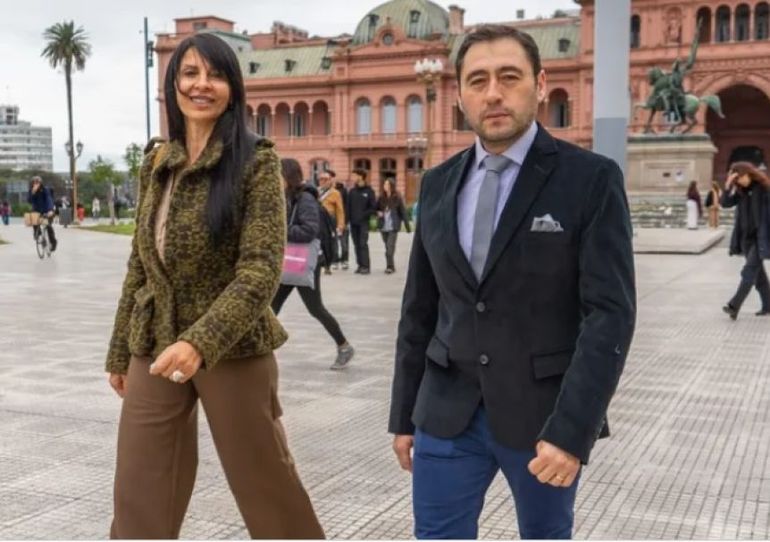 El intendente Marcelo Román junto a la presidenta de La Libertad Avanza Río Negro, Lorena Villaverde. 