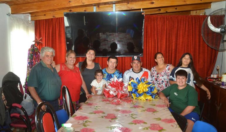 Con moñito y todo. La casa de los tíos fue el epicentro de la histórica juntada familiar. 