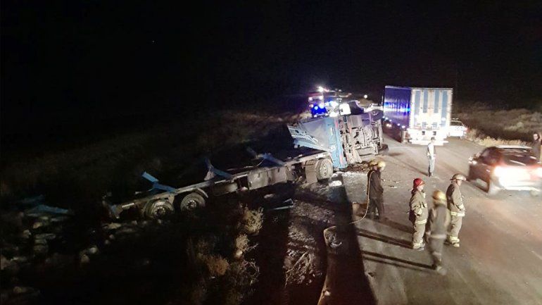 Espectacular vuelco de un camión cargado de harina en la Ruta 22