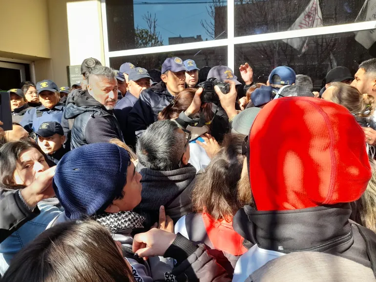 Momentos de tensión en la marcha en Viedma.