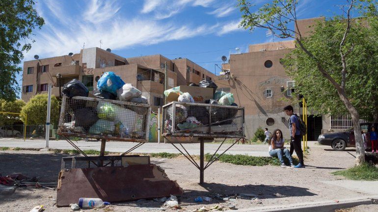 Los diferentes barrios de la ciudad amanecieron ayer repletos de basura por una protesta que impidió la salida de los camiones recolectores.