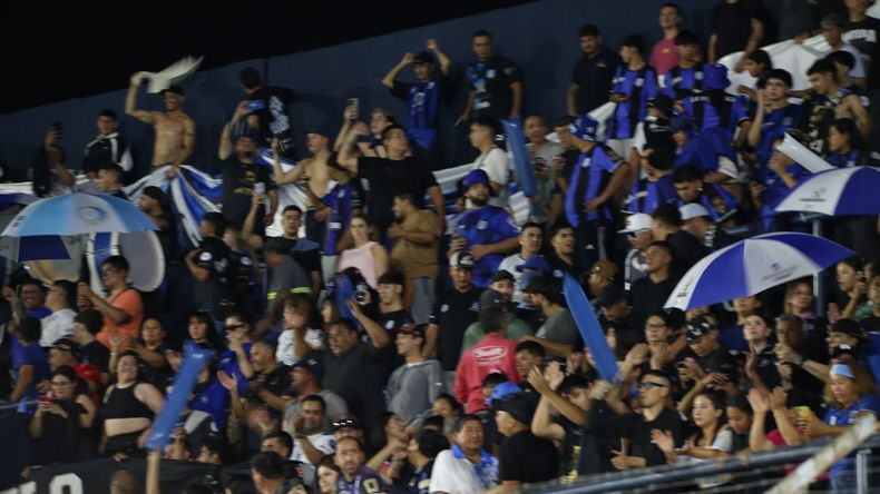 La hinchada de Deportivo Rincón en Quilmes. Foto: Fabián Ceballos. | LMCipolletti.com La hinchada de Deportivo Rincón en Quilmes. Foto: Fabián Ceballos.