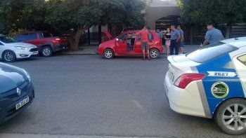 patrulleros lo encerraron en la calle para recuperar un auto robado 