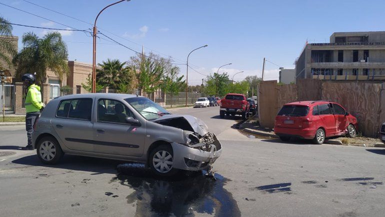 Tres personas resultaron heridas tras un brutal accidente 