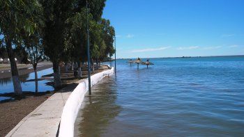 En playas cercanas a Las Grutas, como en SAO, la marea llega a la calle.