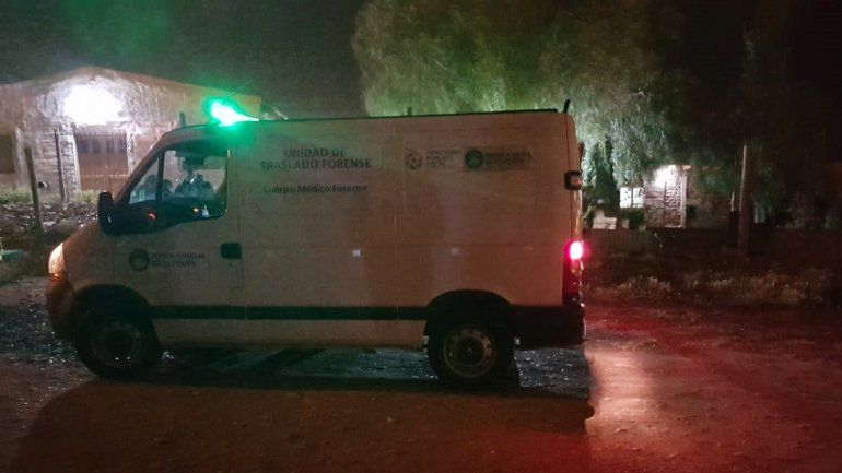 Asesinaron a un hombre de 75 años de 16 puñaladas en su casa en Centenario