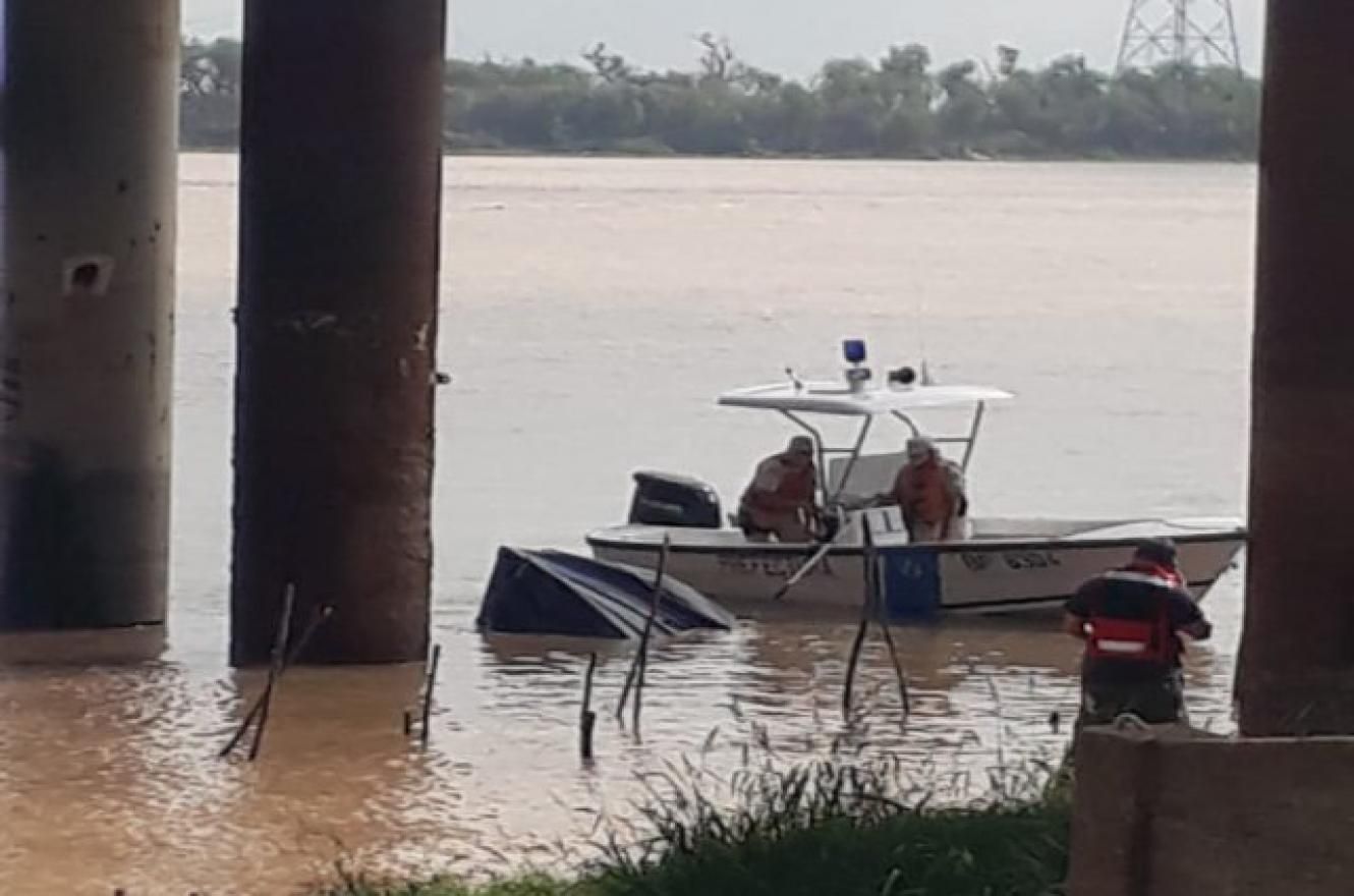 Buscan a hombre que chocó su lancha contra una toma de agua
