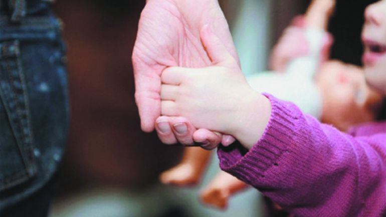 La niña tiene derecho a visitar y compartir con todos los miembros de su familia.