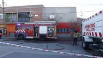 Tres dotaciones de bomberos debieron concurrir para apagar el incendio en el mercado Mayra, del barrio San Lorenzo. 