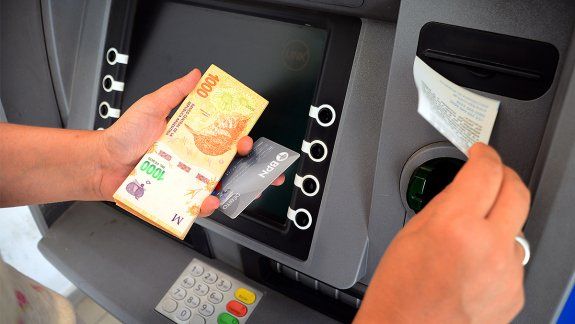 Uno por uno: cuánto cobrarán los bancos por usar los cajeros