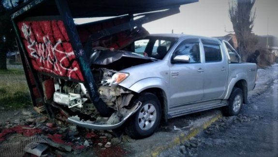 Se desmayó y chocó contra una garita de colectivos