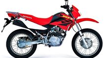Una Honda 125 tipo en duro fue incautada al ladrón que participó en el robo del celular a una vecina. 