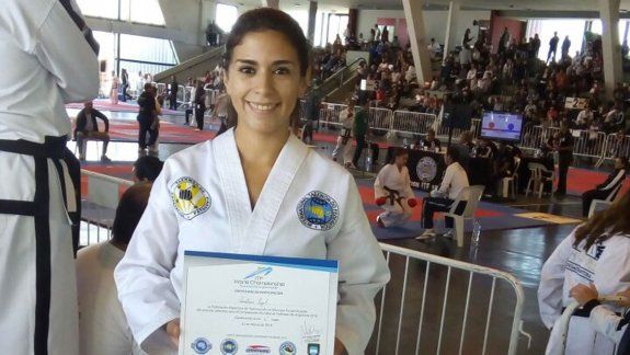 La cipoleña Lizet Bastías con su pasaporte al Mundial en la mano.