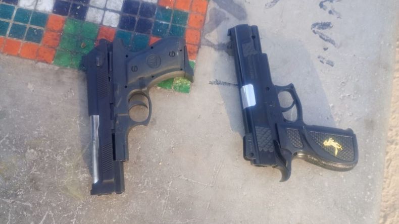 Las réplicas de armas secuestradas a los ladrones de helados.&nbsp;