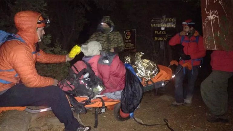 Rescataron a una mujer que se lesionó camino al refugio Frey
