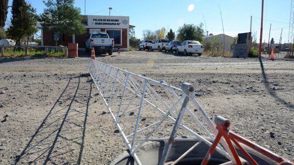 Aislan a cinco policías de Río Negro que viven en Neuquén