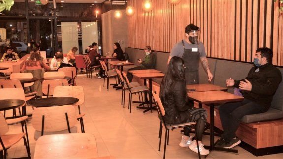 Bares y restaurantes podrán instalar mesas en la calle