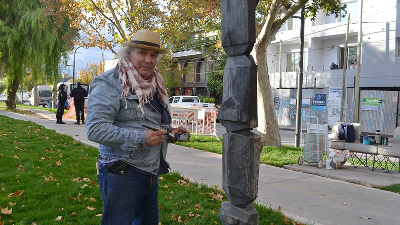 Adolfo, el escultor cubano que restaura las piezas de madera de la Alem.