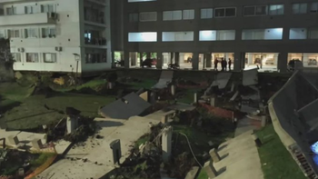 Por el derrumbe se aplastaron 65 vehículos que estaban en el estacionamiento de abajo. | LMCipolletti.com Por el derrumbe se aplastaron 65 vehículos que estaban en el estacionamiento de abajo.