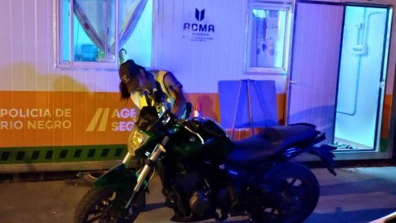 Viajaba por la Ruta 22 con una moto robada en Fernández Oro