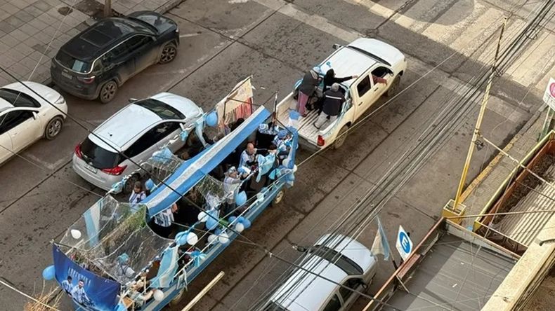 Un grupo de vecinos salió por las calles de la ciudad a bancar a la Scaloneta de cara al partido por la final del Mundial 2026. Foto: gentileza.