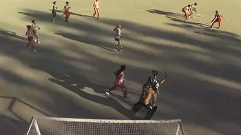 El momento exacto de la agresión fuera de contexto de la veterana aquera del Rojo a la promesa de Marabunta. Captura de video.