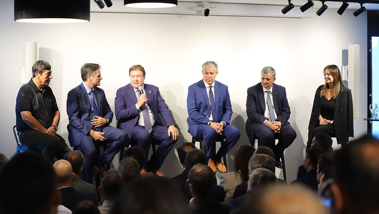 El mandatario rionegrino fue partícipe del acto que marca un nuevo hito en la expansión de Vaca Muerta para la región.