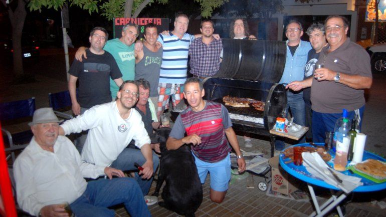 El grupo de cipoleños se junta todos los lunes a comer un asado en la vereda