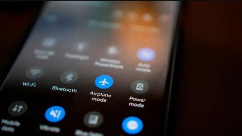 Especialistas en ciberseguridad recomiendan revisar la configuración del celular y desactivar ciertas funciones.