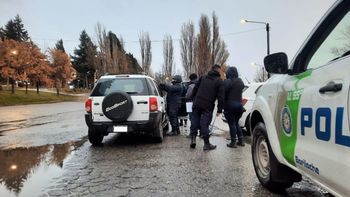 Los dos delincuentes, uno de ellos con tobillera electrónica, fueron atrapados en la terminal ferroviaria luego de robar varios vehículos. 