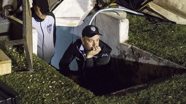 El DT de Cipo no pudo pisar la cancha y vio el partido desde el túnel
